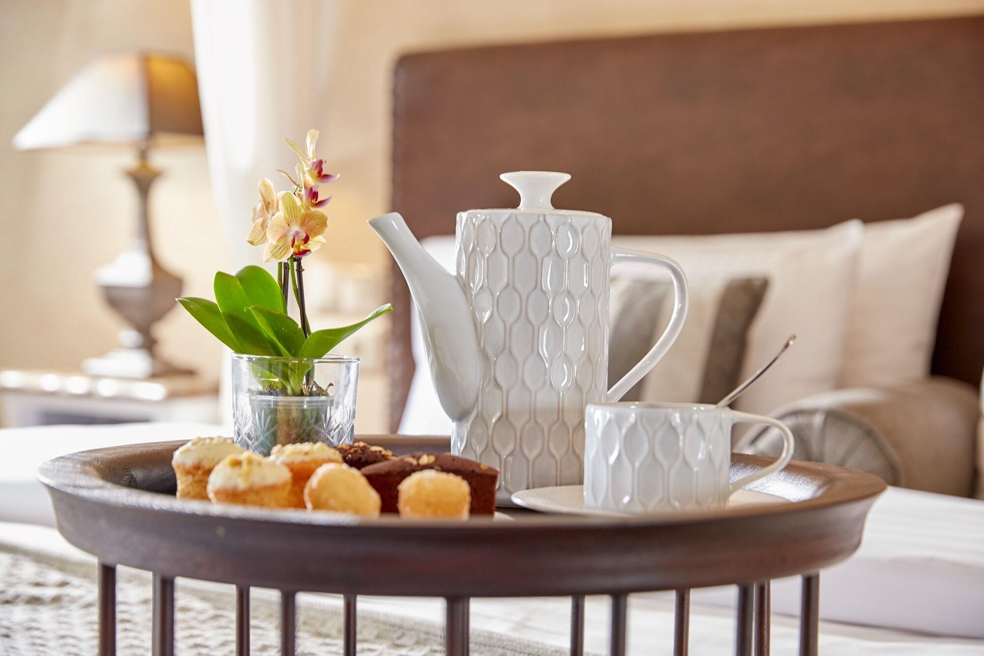 Limneon Resort&Spa Kastoria Exterior foto Tea set