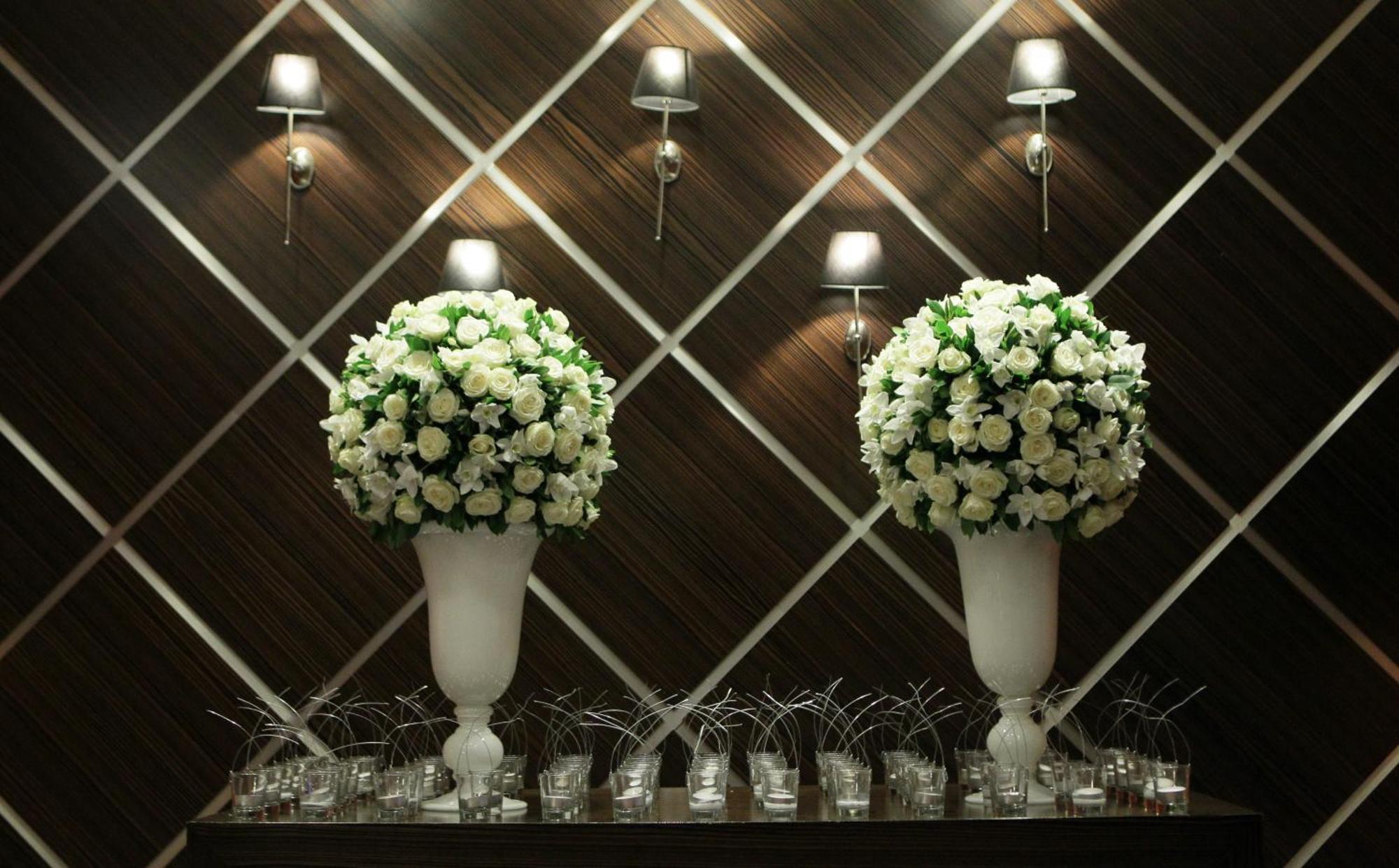 Limneon Resort&Spa Kastoria Exterior foto Flower arrangement
