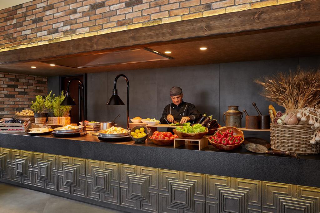 Limneon Resort&Spa Kastoria Exterior foto A chef at work at the kitchen