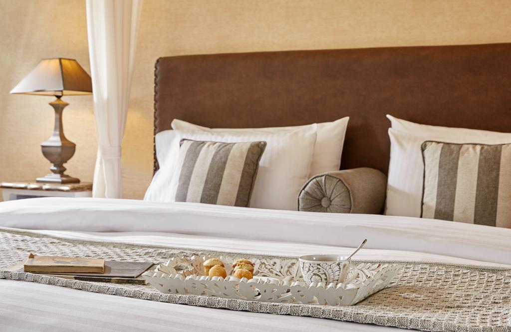 Limneon Resort&Spa Kastoria Exterior foto A bed with a headboard